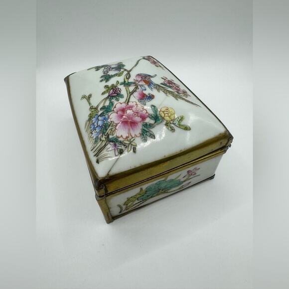 Vintage Trinket Box / Chinoiserie 20th Centry / Ceramic with Brass Frame - Picture 1 of 9